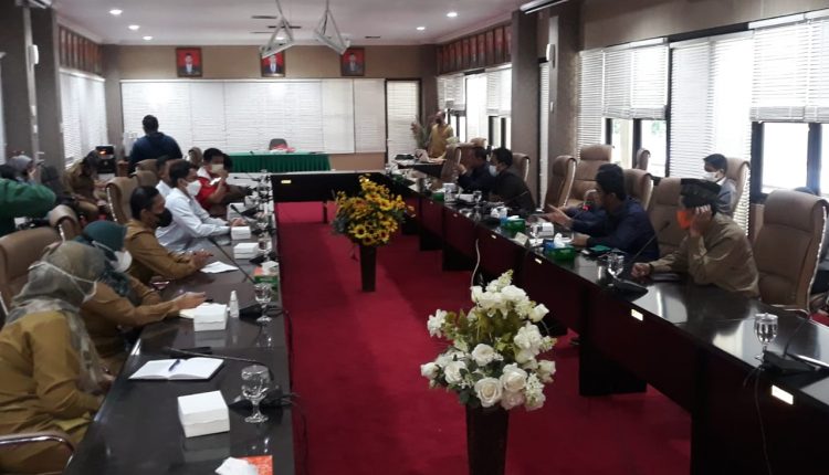 Foto: Situasi rapat kerja Komisi II DPRD Bontang bersama PLN dan PT Telekom Indonesia cabang Bontang, Selasa (19/10/2021).